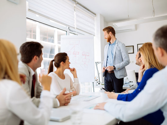 Eigentümerversammlung Hausverwaltung Tiroler Immobilien | © Envato Elements Eigentümerversammlung Hausverwaltung Tiroler Immobilien | © Envato Elements