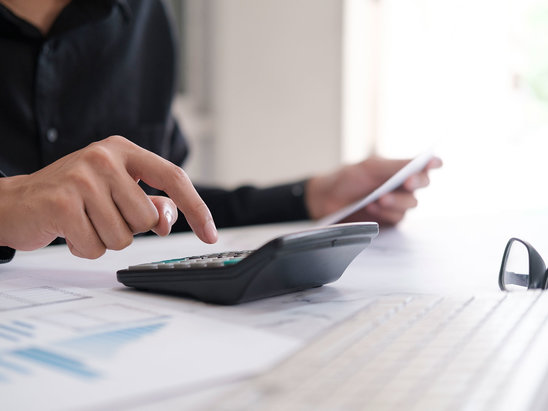 Kalkulation mit Taschenrechner | © Envato Elements Kalkulation mit Taschenrechner | © Envato Elements