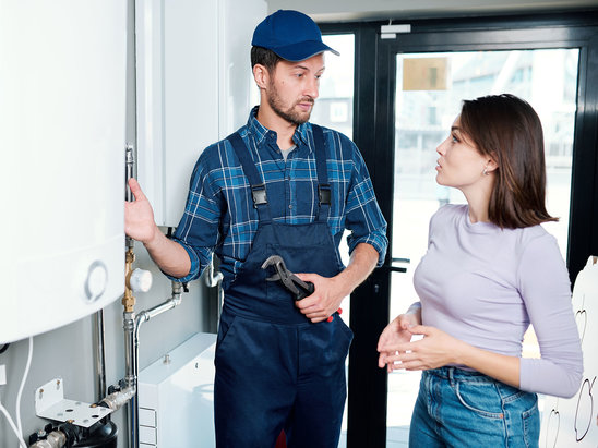 Instandhaltung Hausgeräte durch Arbeiter | © Envato Elements Instandhaltung Hausgeräte durch Arbeiter | © Envato Elements